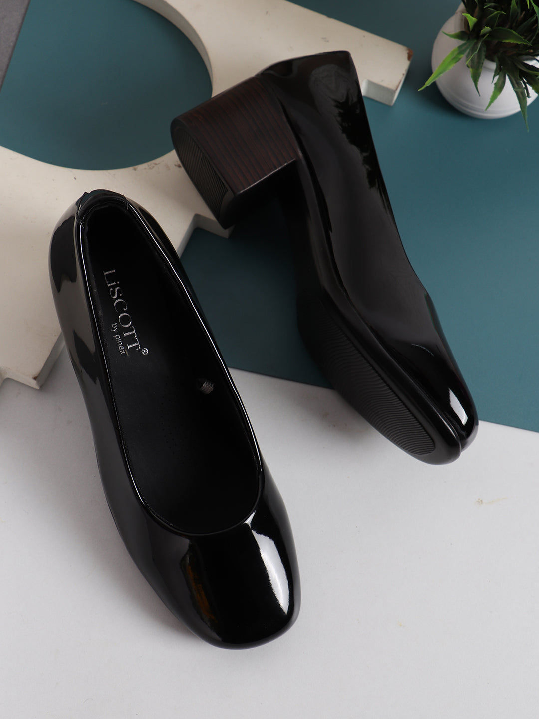 Black Coloured Round Toe Block Heels Pumps